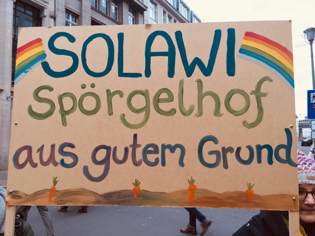 Demo-Schild mit der Aufschrift "Solawi Spörgelhof aus gutem Grund"