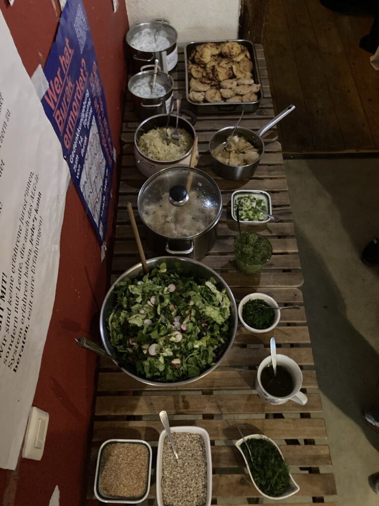 Veganes und vegetarisches Buffet mit saisonalem Solawi-Gemüse bei der Küfa Neukölln