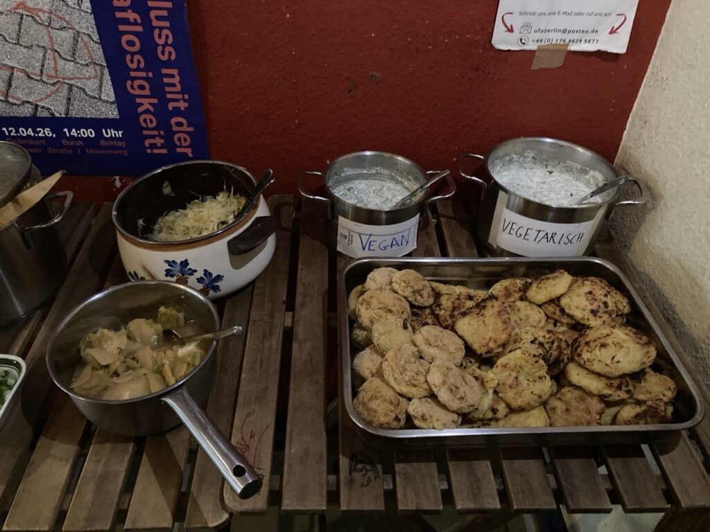 Vegane und vegetarische Salatsoße auf dem Buffet der Küfa des Spörgelhofs