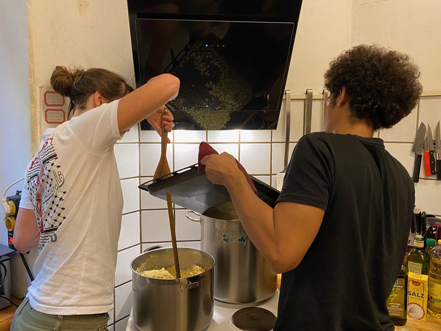 Gemeinsames Kochen für die Küfa des Spörgelhofs in der Küche am Herd.