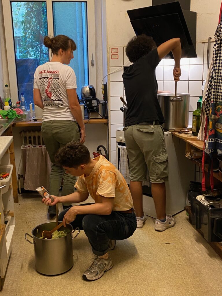 Freiwillige kochen Gemüse vom Spörgelhof bei der Küfa in der Lunte, Berlin-Neukölln