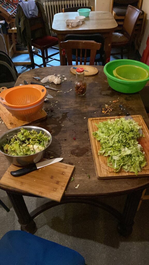 Salat wird für die Küfa geschnippelt in der Lunte an einem großen runden Tisch